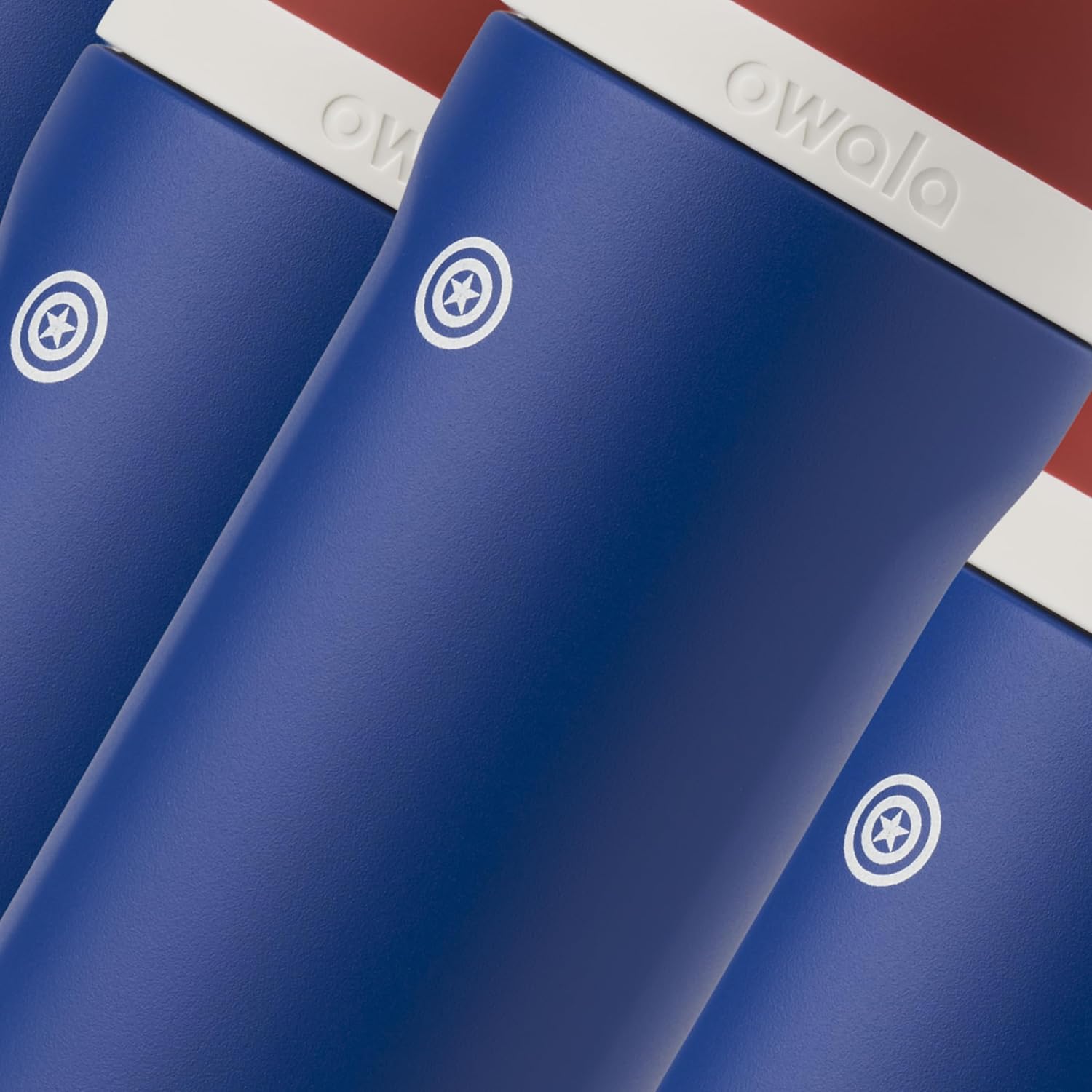 Design das garrafas "Garrafa Térmica Owala FreeSip - 710ml | 24oz" em azul com logo destacado.