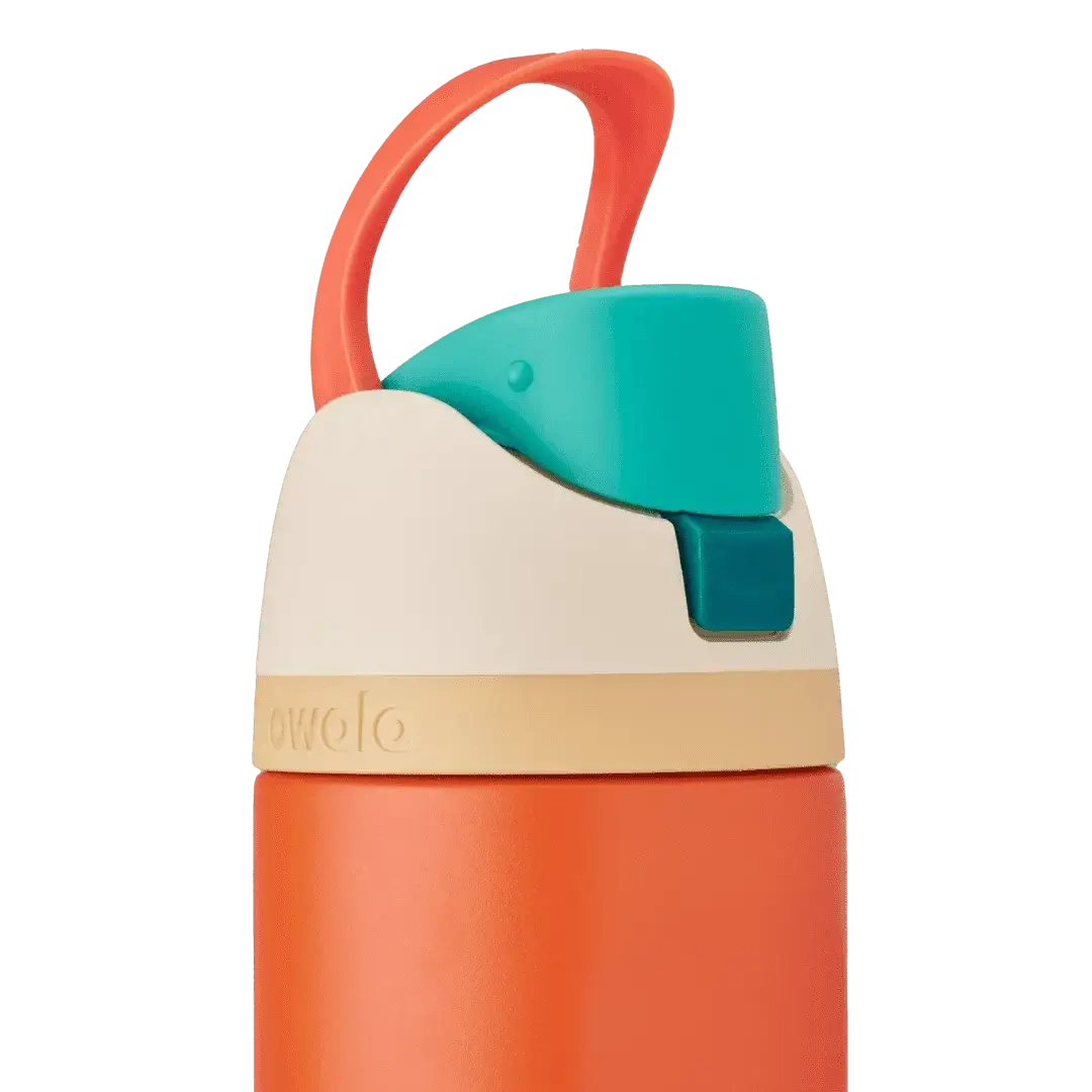 Detalhe da tampa da Garrafa Térmica Owala FreeSip - 710ml | 24oz com design moderno e botão de abertura rápida.