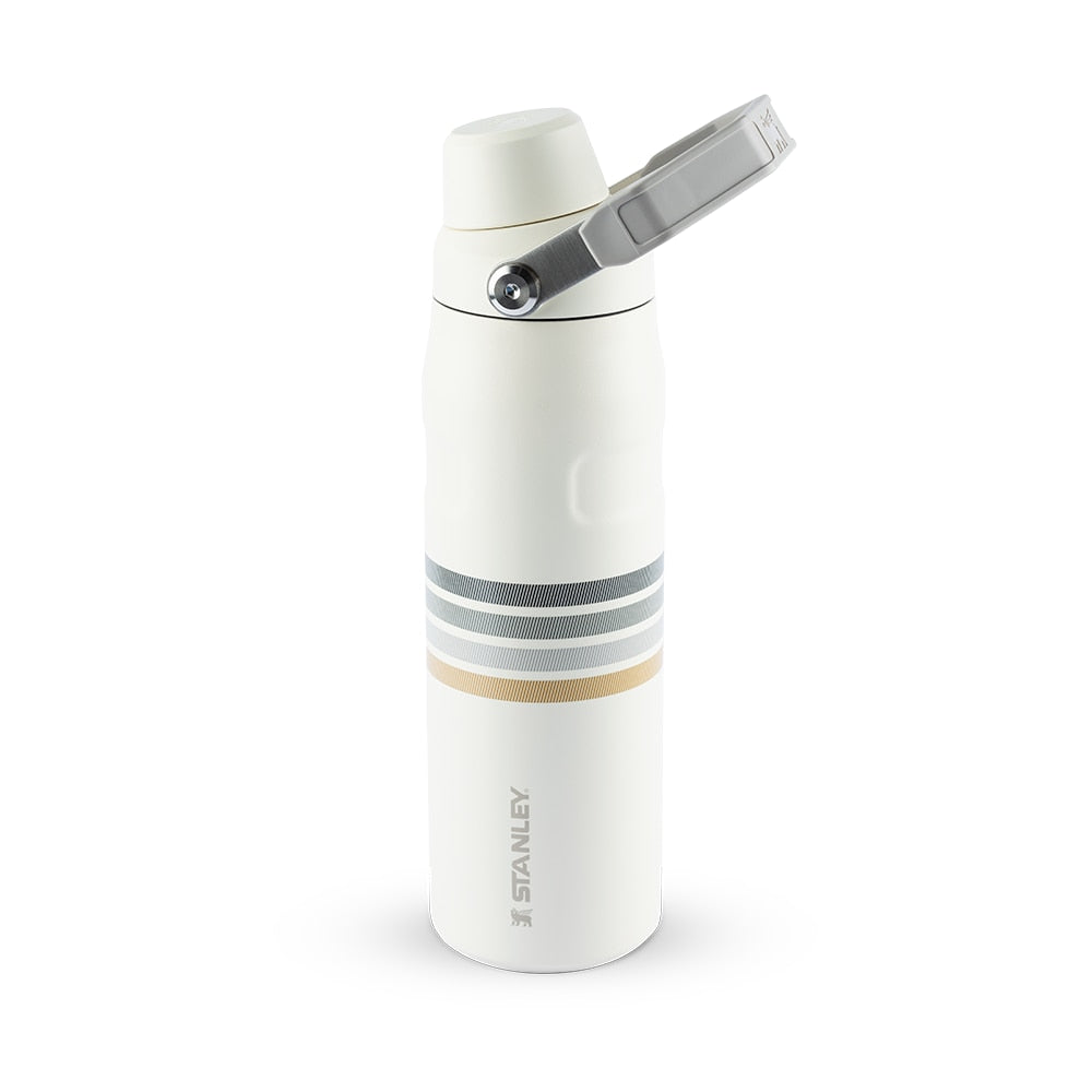 Garrafa Térmica Stanley Aerolight™ Fast Flow 710 ml Varsity Cream Ash Stripes, com a tampa aberta