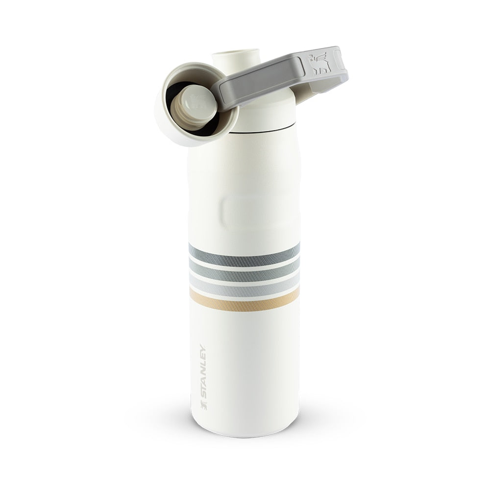 Garrafa Térmica Stanley Aerolight™ Fast Flow 710 ml Varsity Cream Ash Stripes, com a tampa aberta, foto 118 de 141