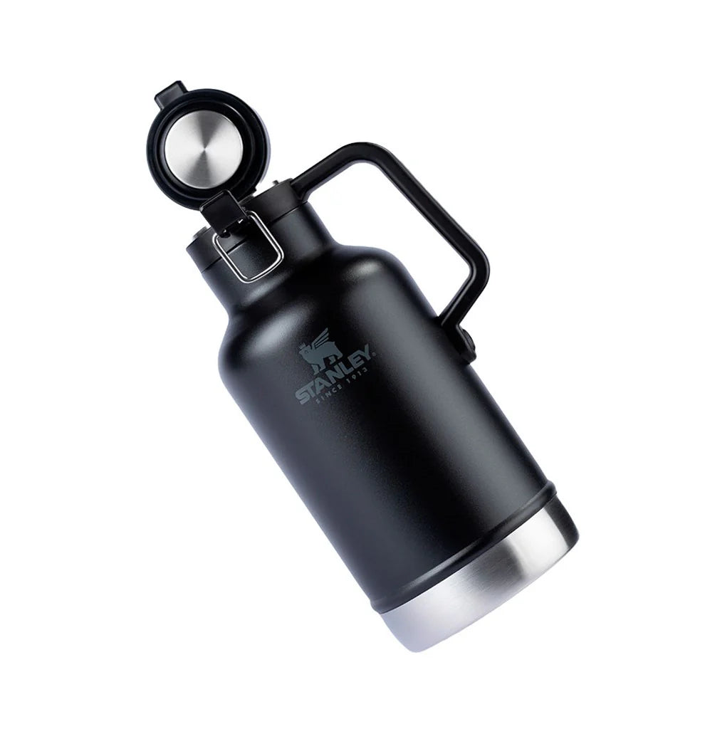 Growler Térmico Classic 1.9L Stanley em preto com tampa destacável, reconhecido por conservação térmica e resistência excepcionais.