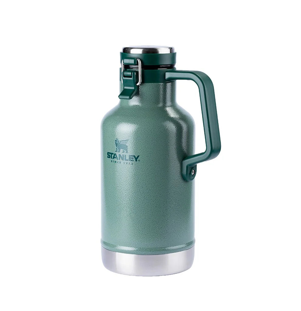 Growler Térmico Classic 1.9L Stanley com design robusto e capacidade para 1,9 litros em verde icônico, ideal para máxima conservação térmica.