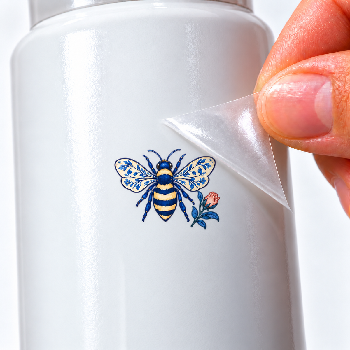 Porcelana Azul — Abelha — sticker UV DTF individual com verniz — detalhe de aplicação