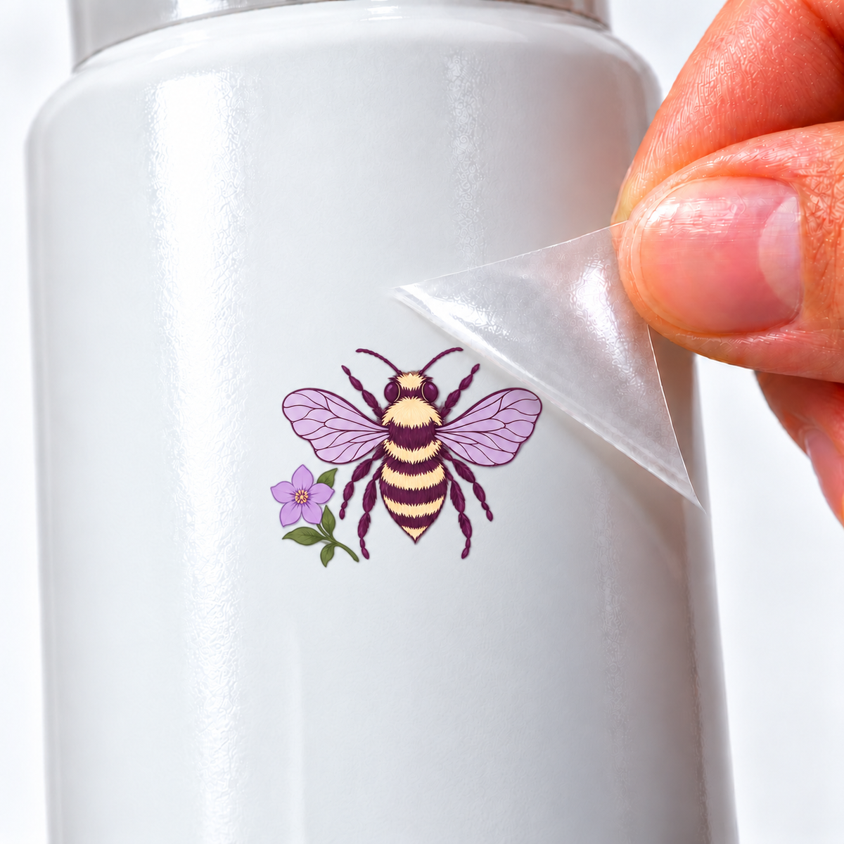 Lavanda Botânica — Abelha — sticker UV DTF individual com verniz — detalhe de aplicação