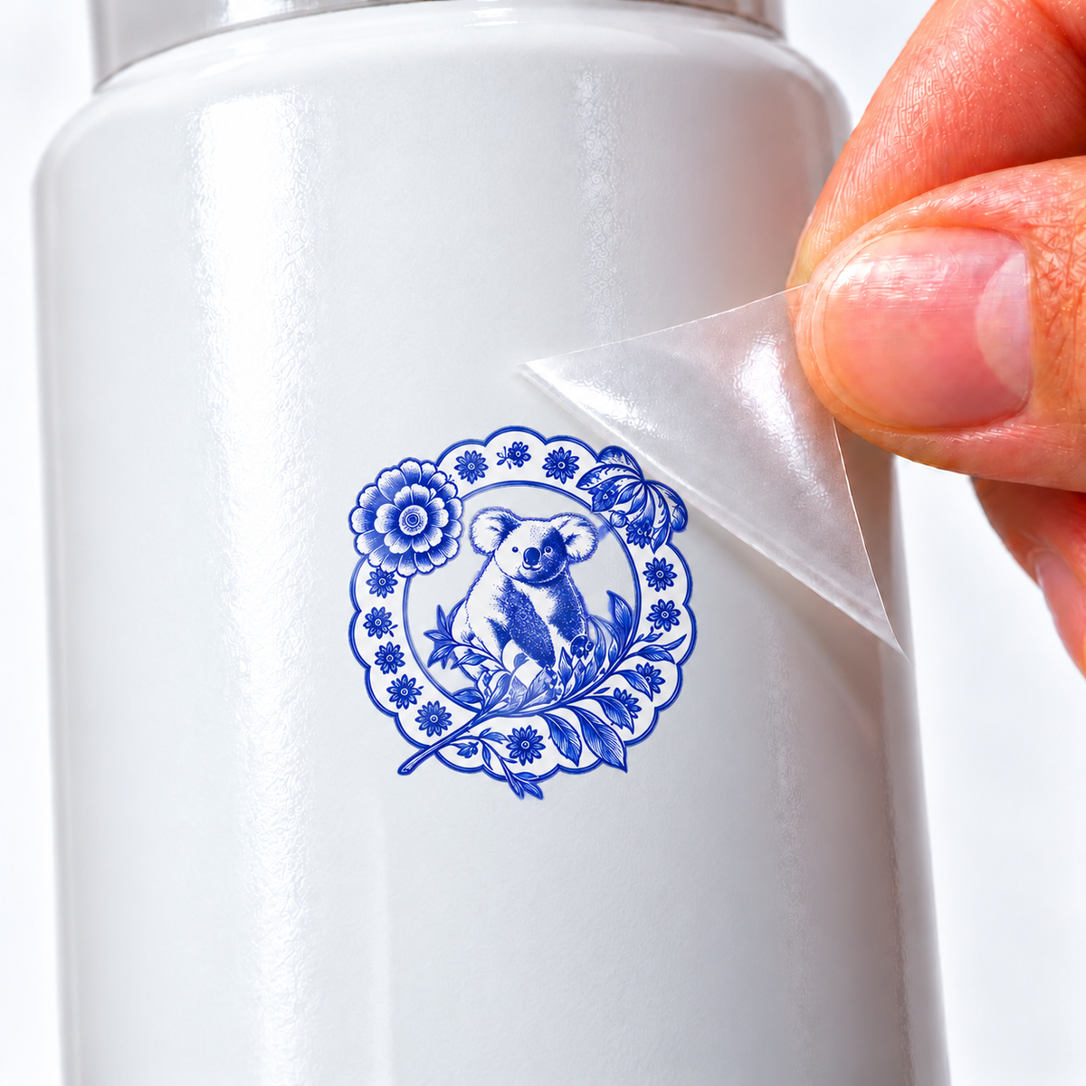 Porcelana de Coalas — Medalhão de coala — sticker UV DTF individual com verniz — detalhe de aplicação