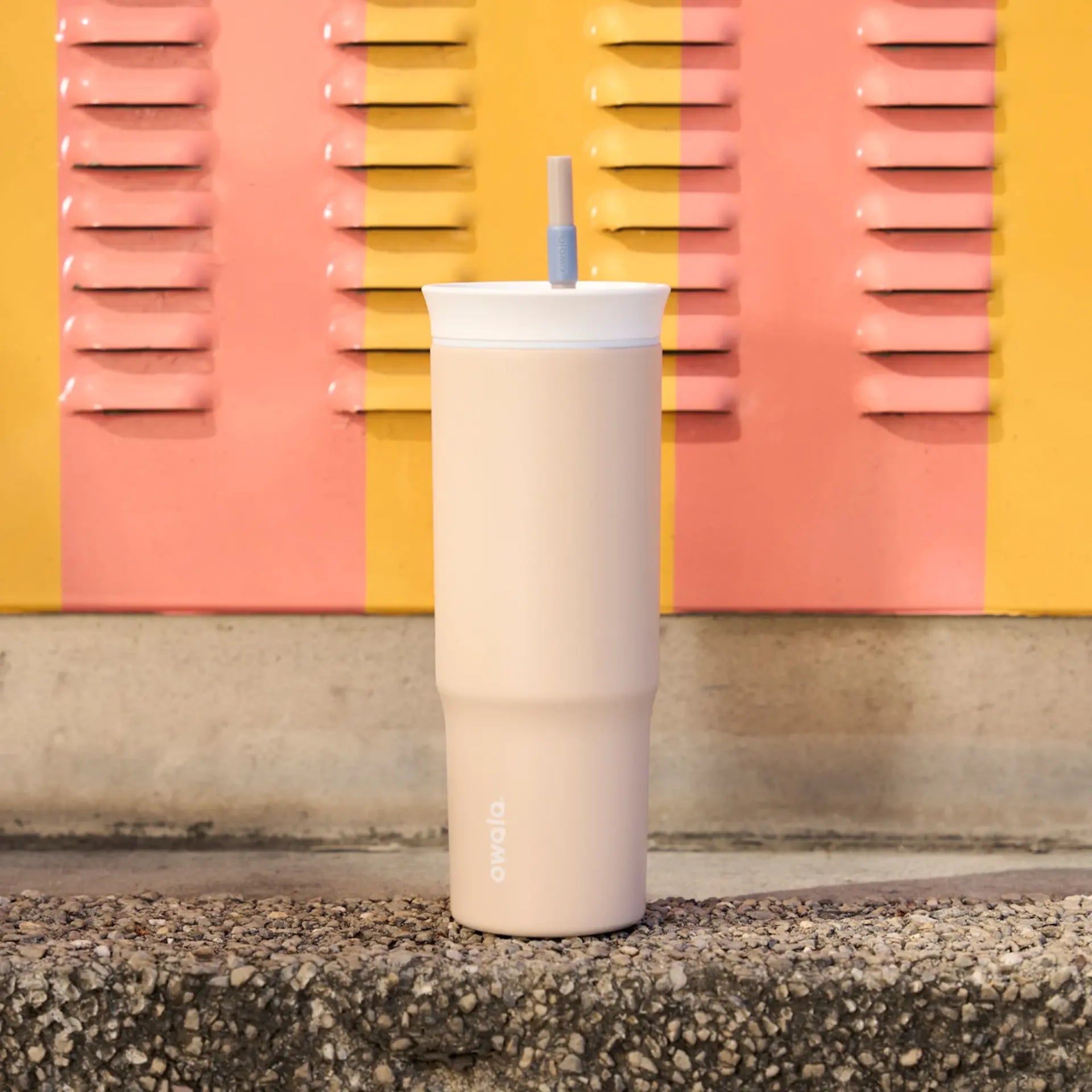 Copo Tumbler Térmico Owala - 710ml | 24oz em parede vibrante, destacando seu design inteligente para manter bebidas na temperatura ideal.