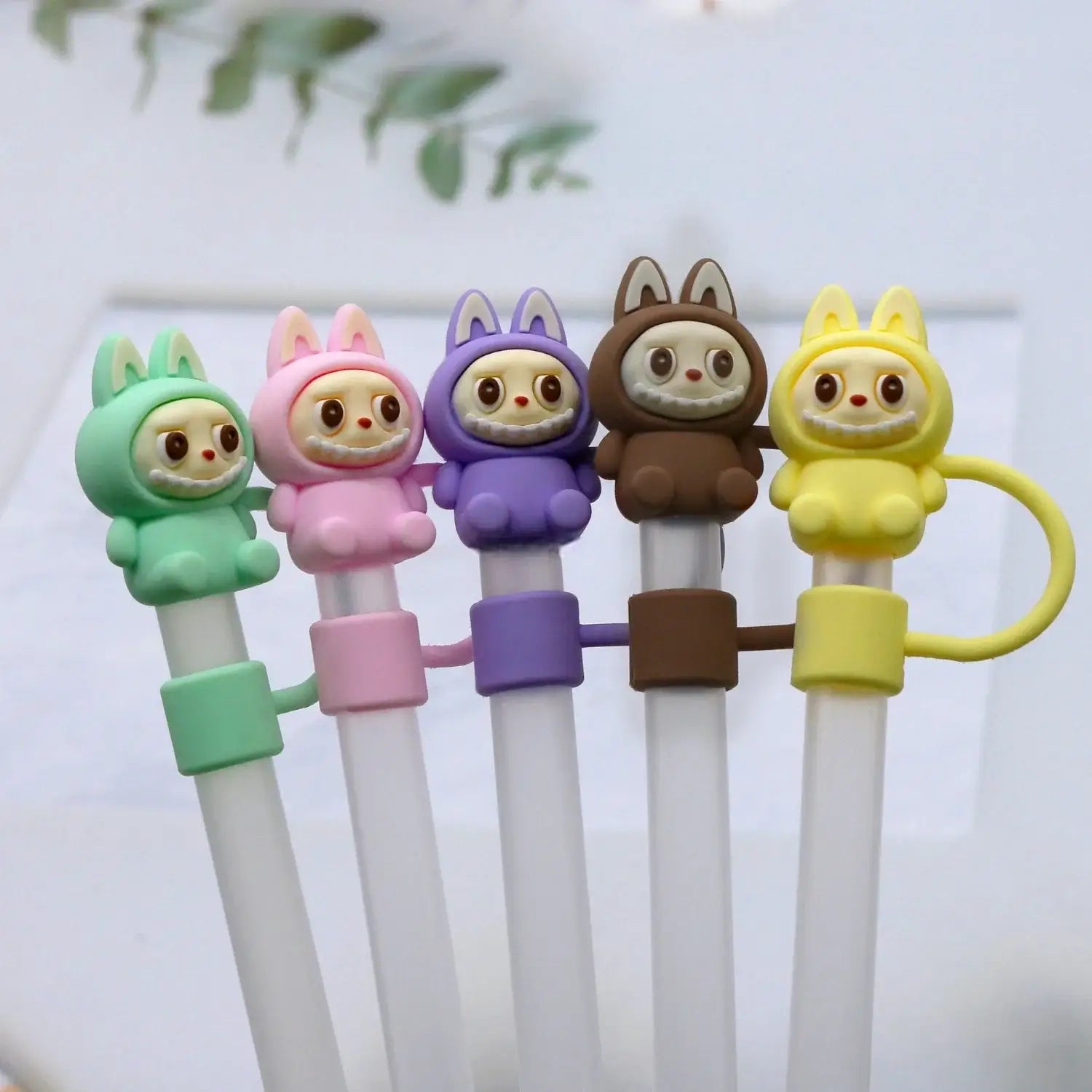 Protetor de Canudo Quencher - Labubu em diversas cores sobre fundo branco