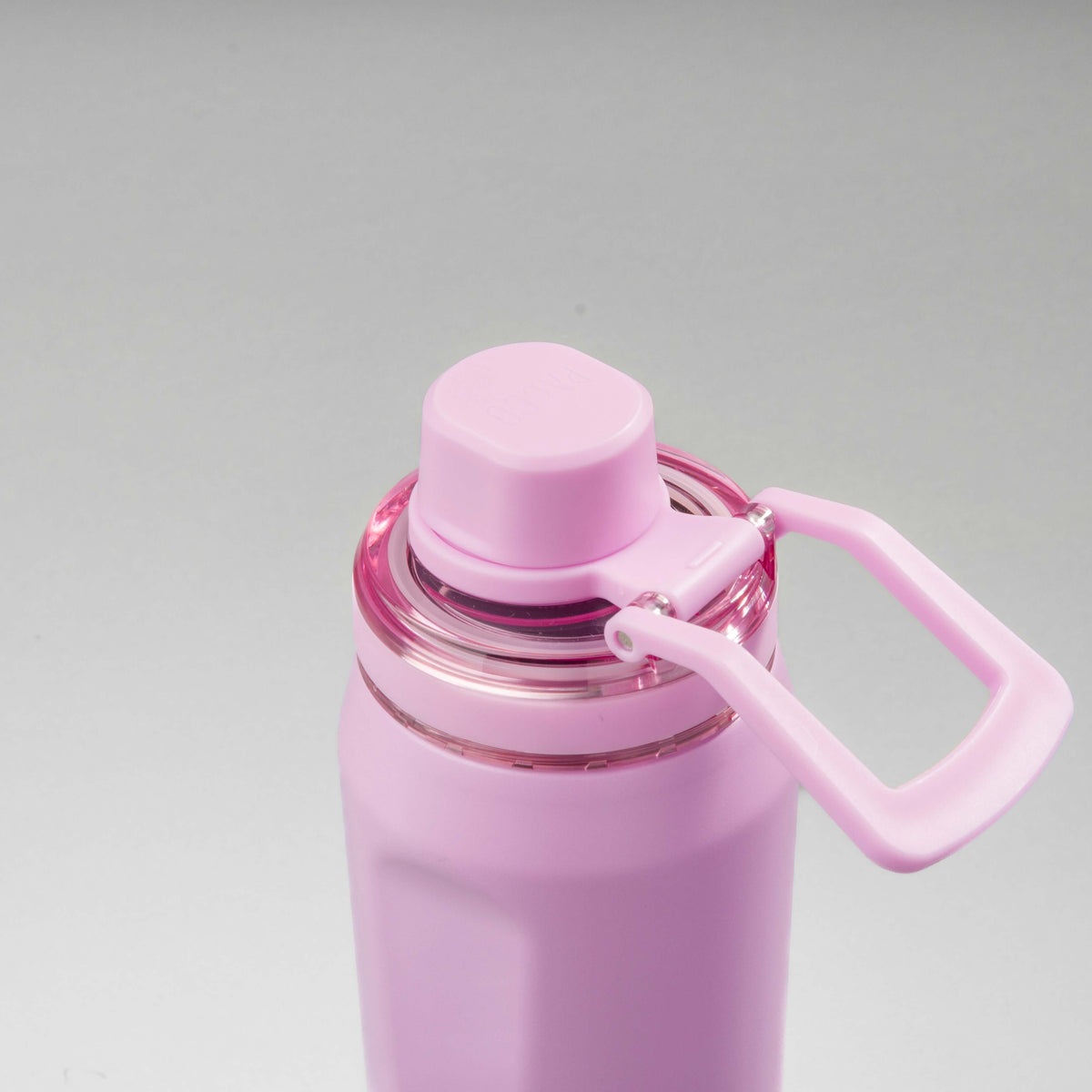 Tampa e alça da Garrafa Térmica PACCO Vyta 650ml em rosa, mostrando design elegante e funcionalidade durável.
