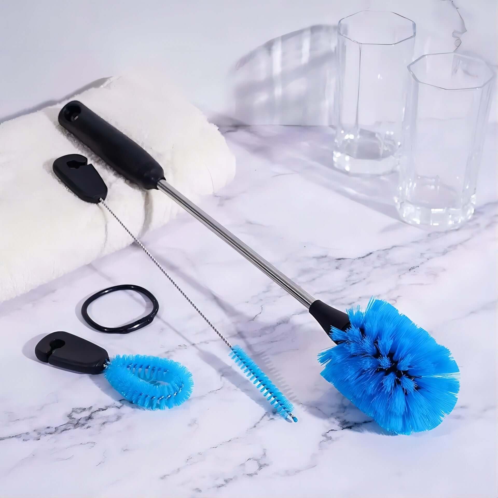 Kit de Escovas para Limpeza de Garrafas, Canudos e Tampas com três escovas: principal, fina e mini curva sobre superfície de mármore.