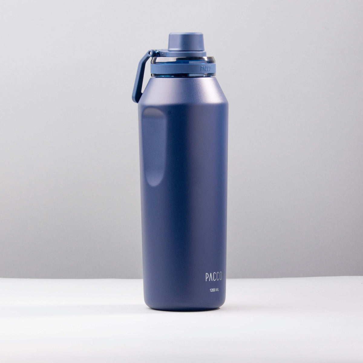 Garrafa Térmica PACCO Vyta 1200ml em aço inox 18/10, design elegante, ideal para manter bebidas frias por 24h e quentes por 12h.