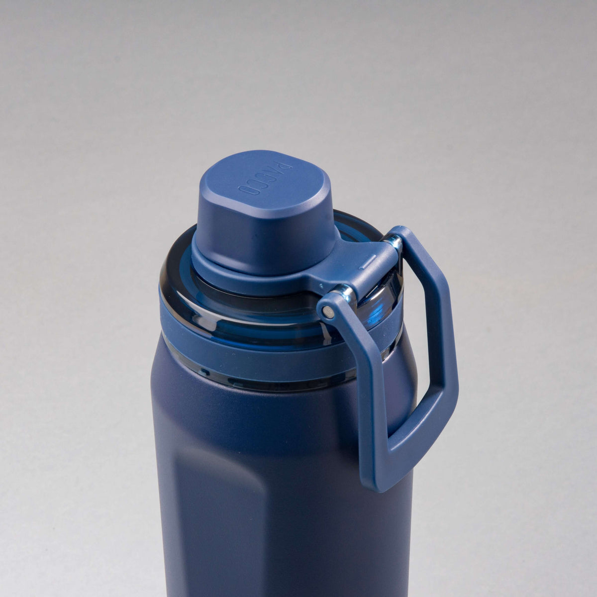 Garrafa Térmica PACCO Vyta 650ml azul com tampa e alça, destacando design elegante e alta durabilidade em aço inoxidável.