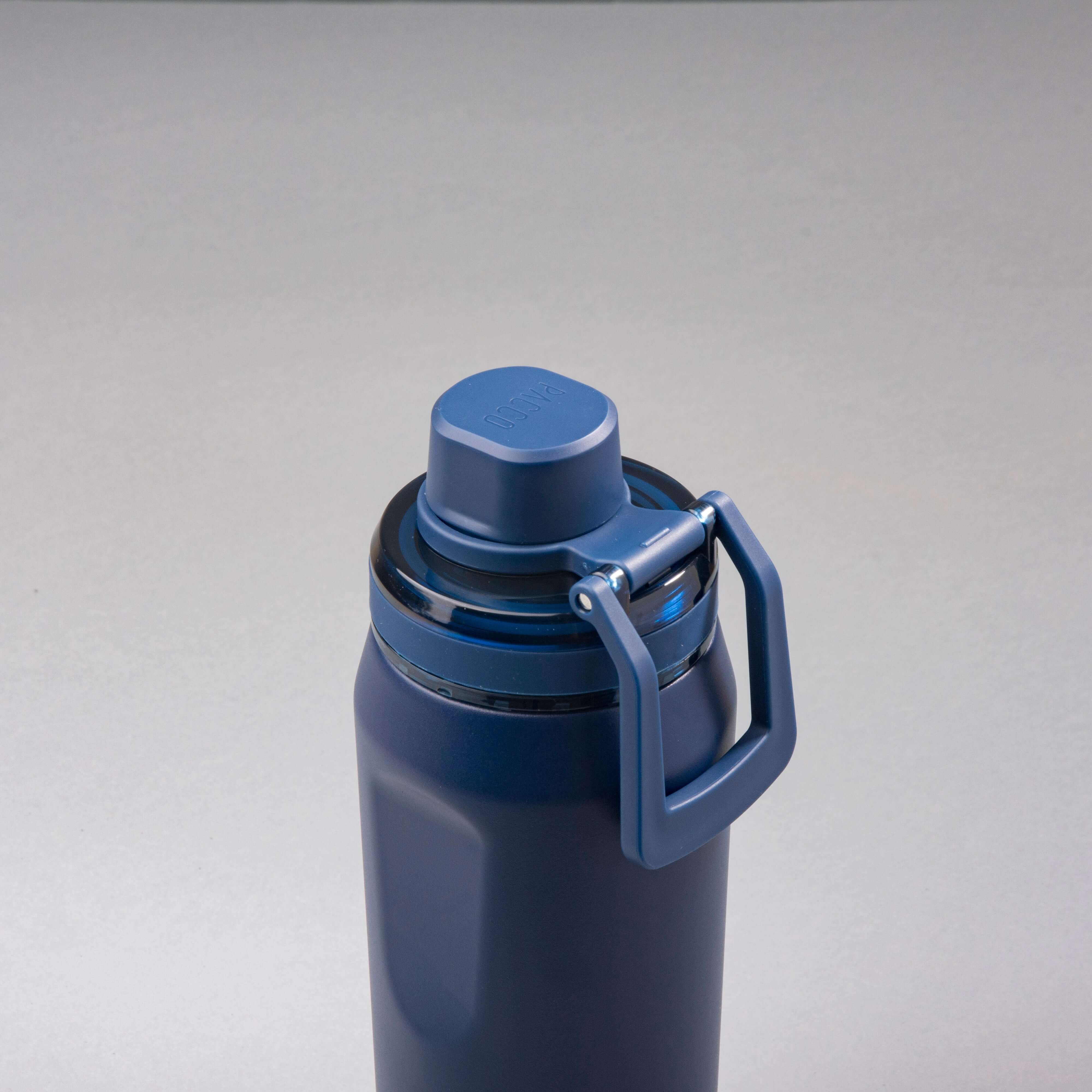 Garrafa Térmica PACCO Vyta 500ml em aço inox de grau cirúrgico, com isolamento a vácuo, exibe tampa sofisticada e design compacto.