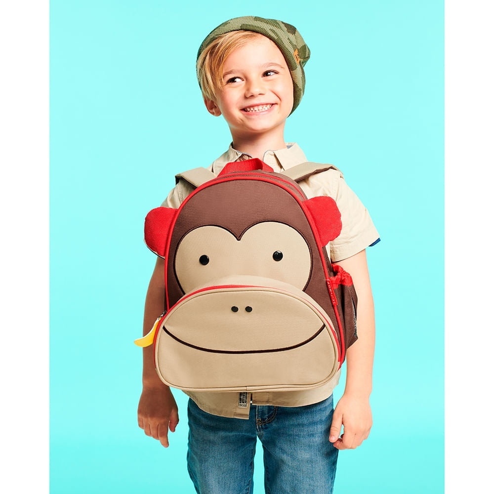 Mochila Infantil Zoo Skip Hop Macaco, em uso por uma pessoa