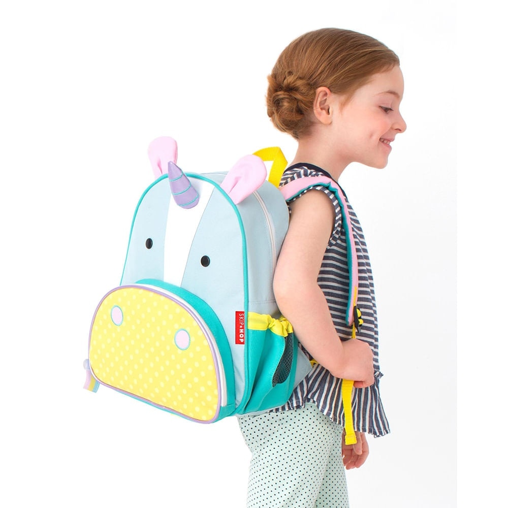 Mochila Infantil Zoo Skip Hop Unicórnio, em uso por uma pessoa