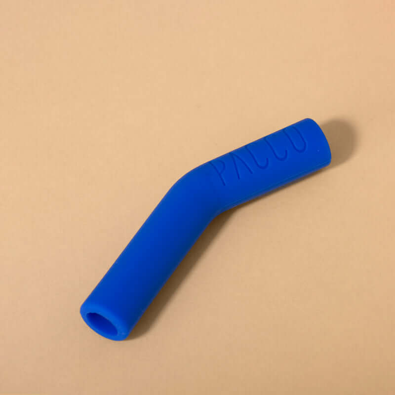 Ponteira de Silicone Eco Canudo PACCO azul em fundo bege. Acessório compacto e durável para conforto ao beber.