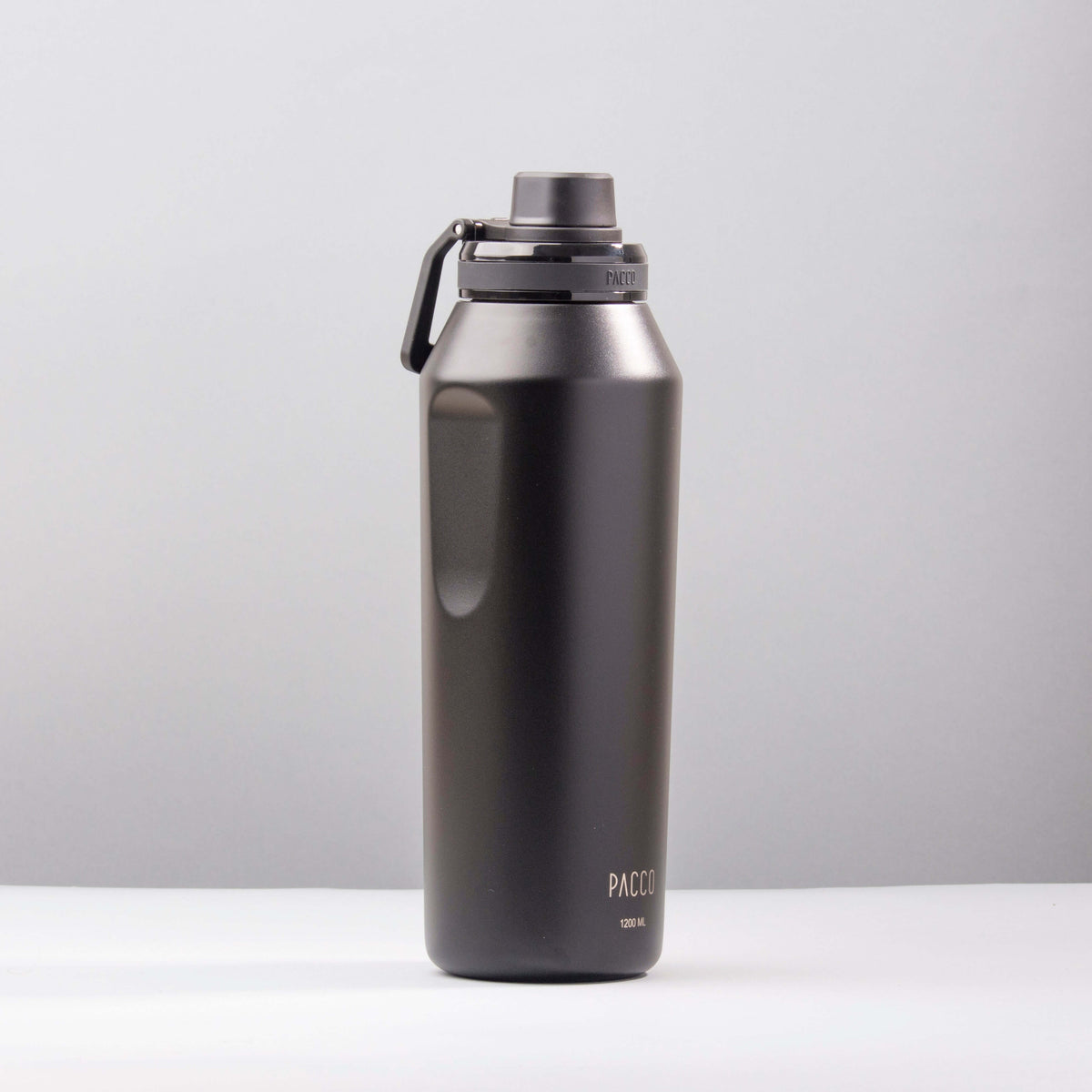 Garrafa Térmica PACCO Vyta 1200ml em aço inox, mantém bebidas frias por 24h e quentes por 12h, ideal para treinos intensos.
