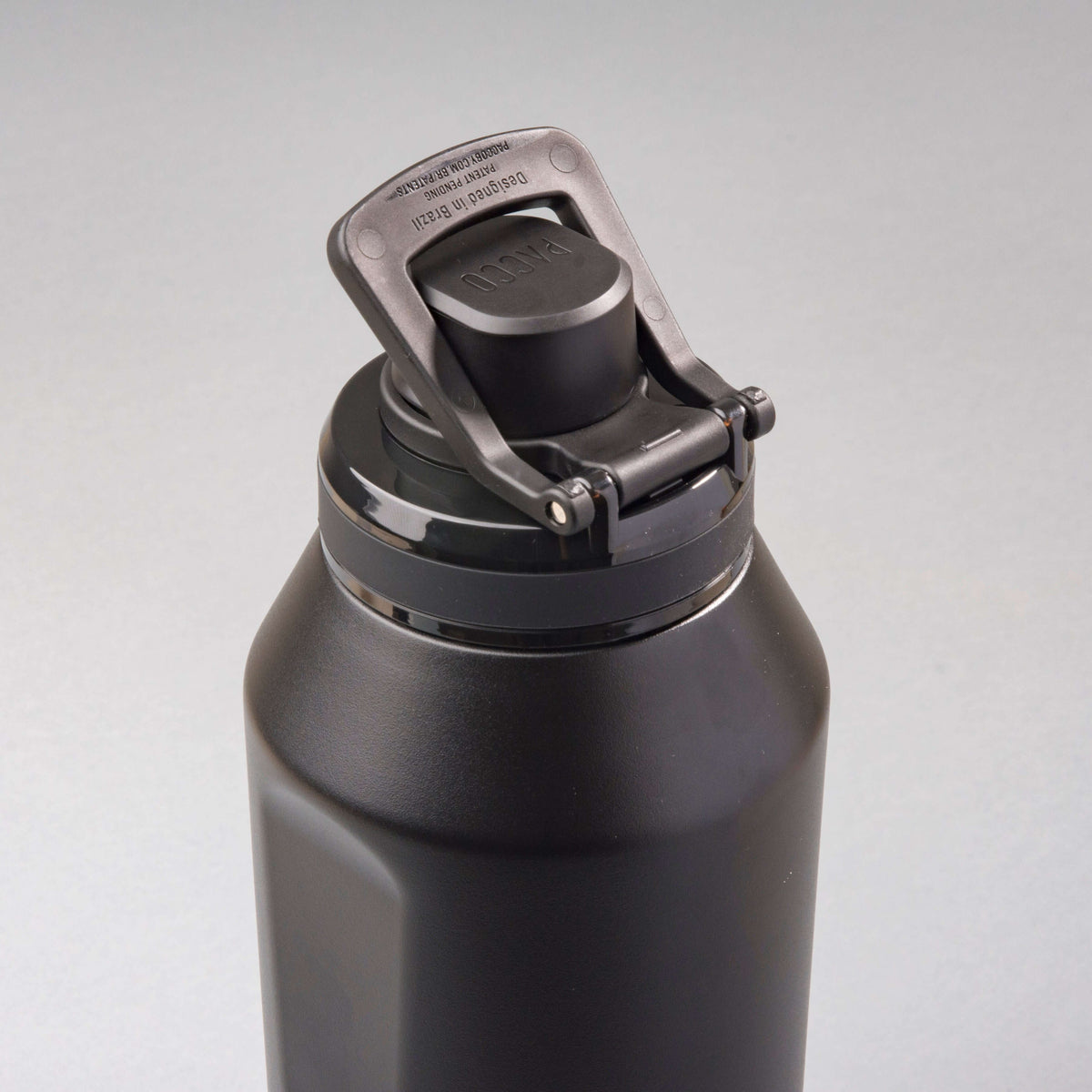 Garrafa Térmica PACCO Vyta 1200ml com design elegante, feita de aço inoxidável 18/10, tampa segura, mantém bebidas quentes ou frias.