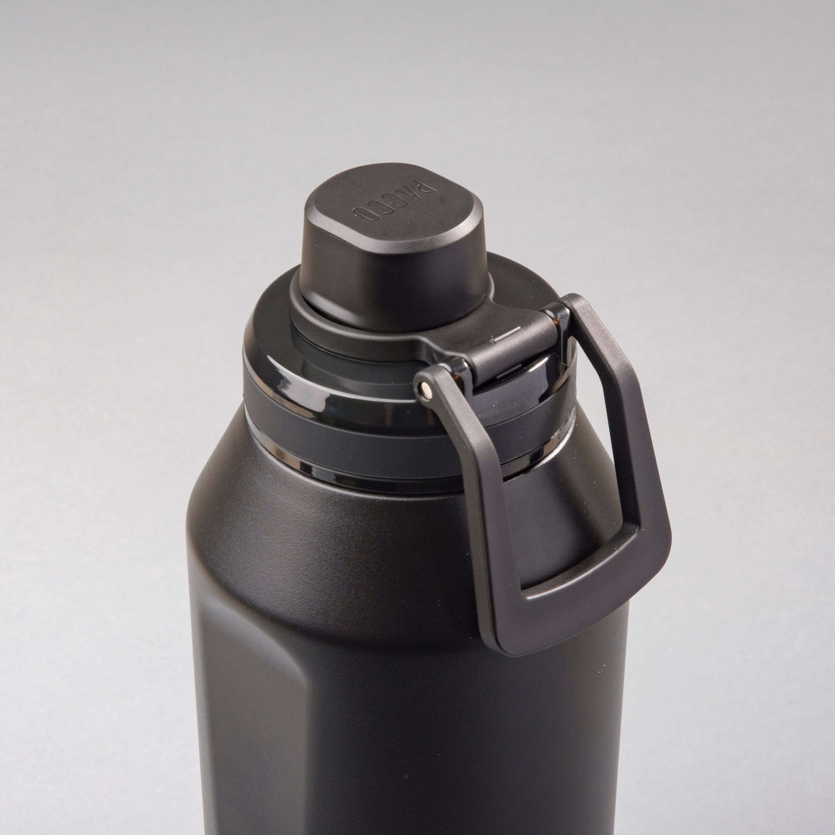 Garrafa Térmica PACCO Vyta 1200ml em aço inox, design elegante, capacidade térmica para bebidas quentes e frias.