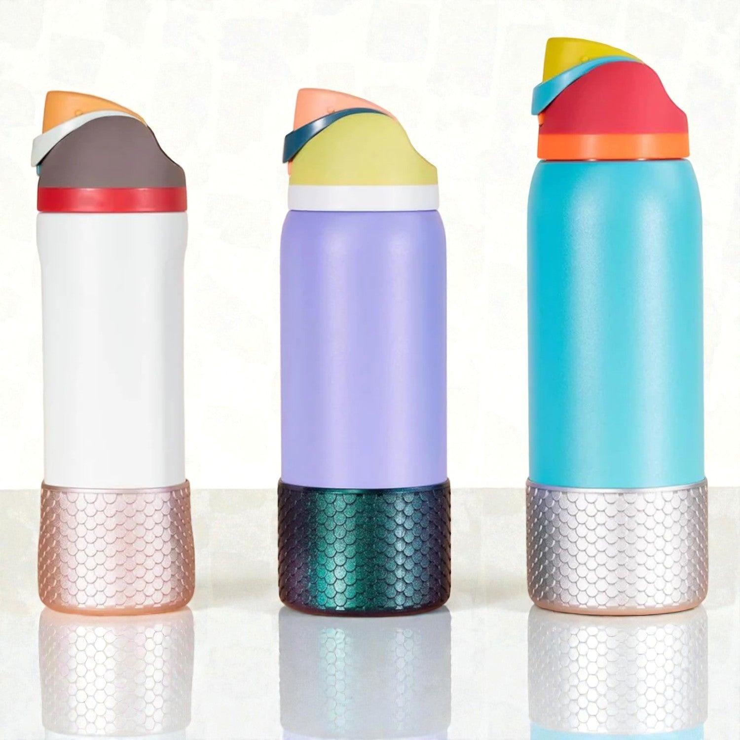 Três garrafas com Capa de Silicone Sereia Médio - ( Owala Version ), oferecendo proteção elegante e prática com encaixe preciso.