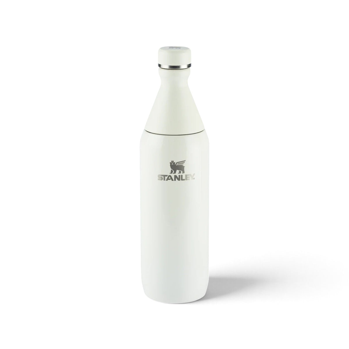 Garrafa Térmica Slim Bottle Stanley (591 ml) Cream Gloss, vista frontal com tampa fechada
