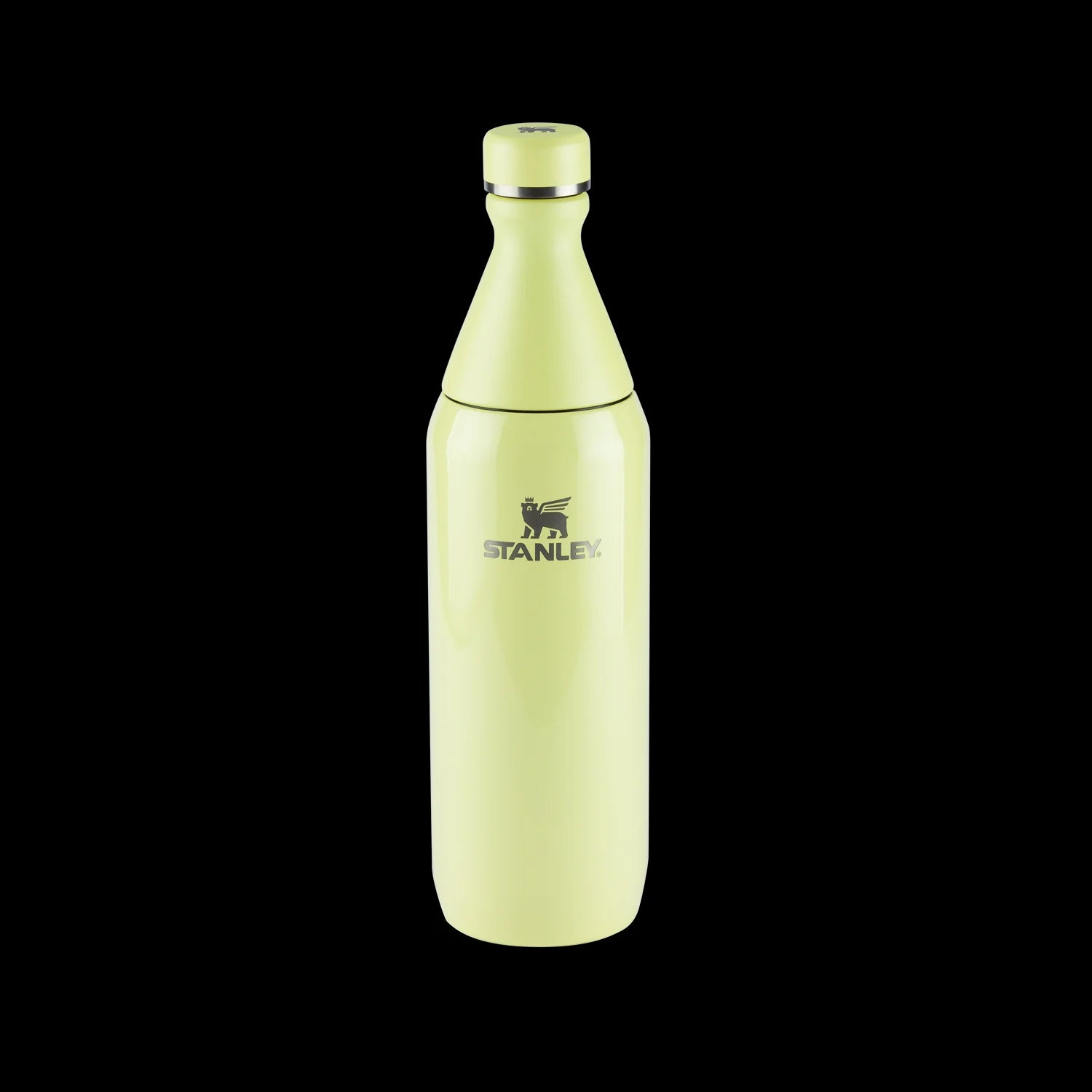 Garrafa Térmica Slim Bottle Stanley | 591ml em aço inoxidável, design ultracompacto para transporte fácil, cor amarela, isolação a vácuo.