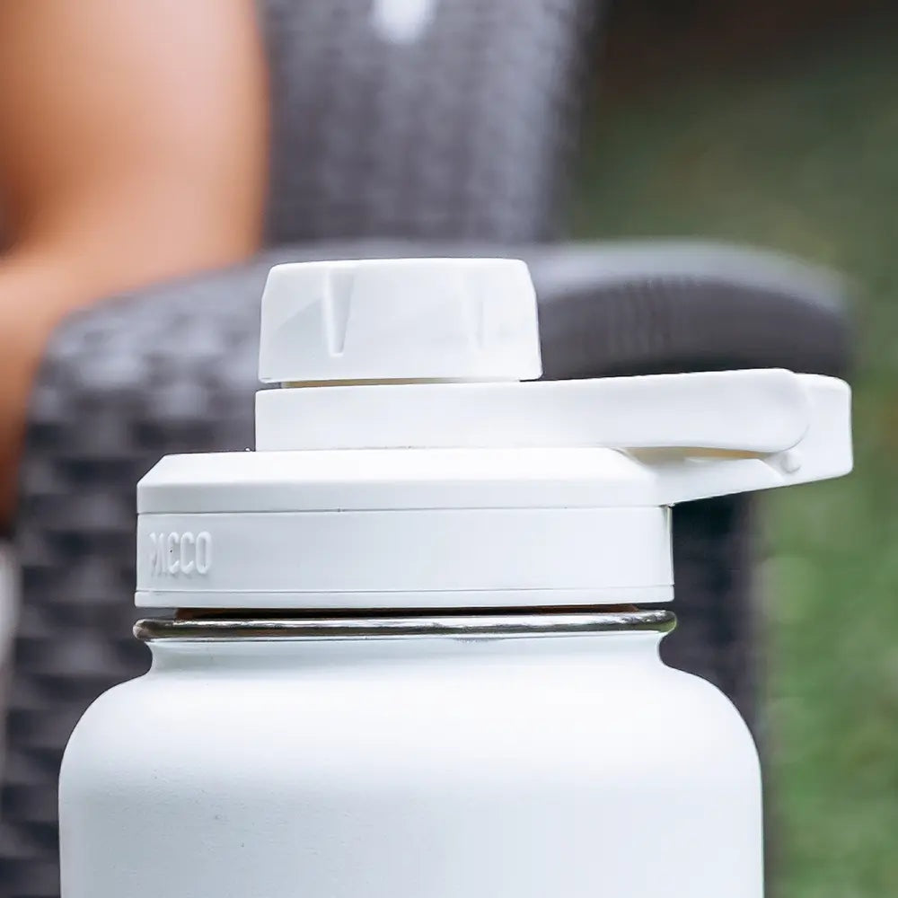 Tampa PACCO Stiff Branca, detalhe da tampa, com uma pessoa