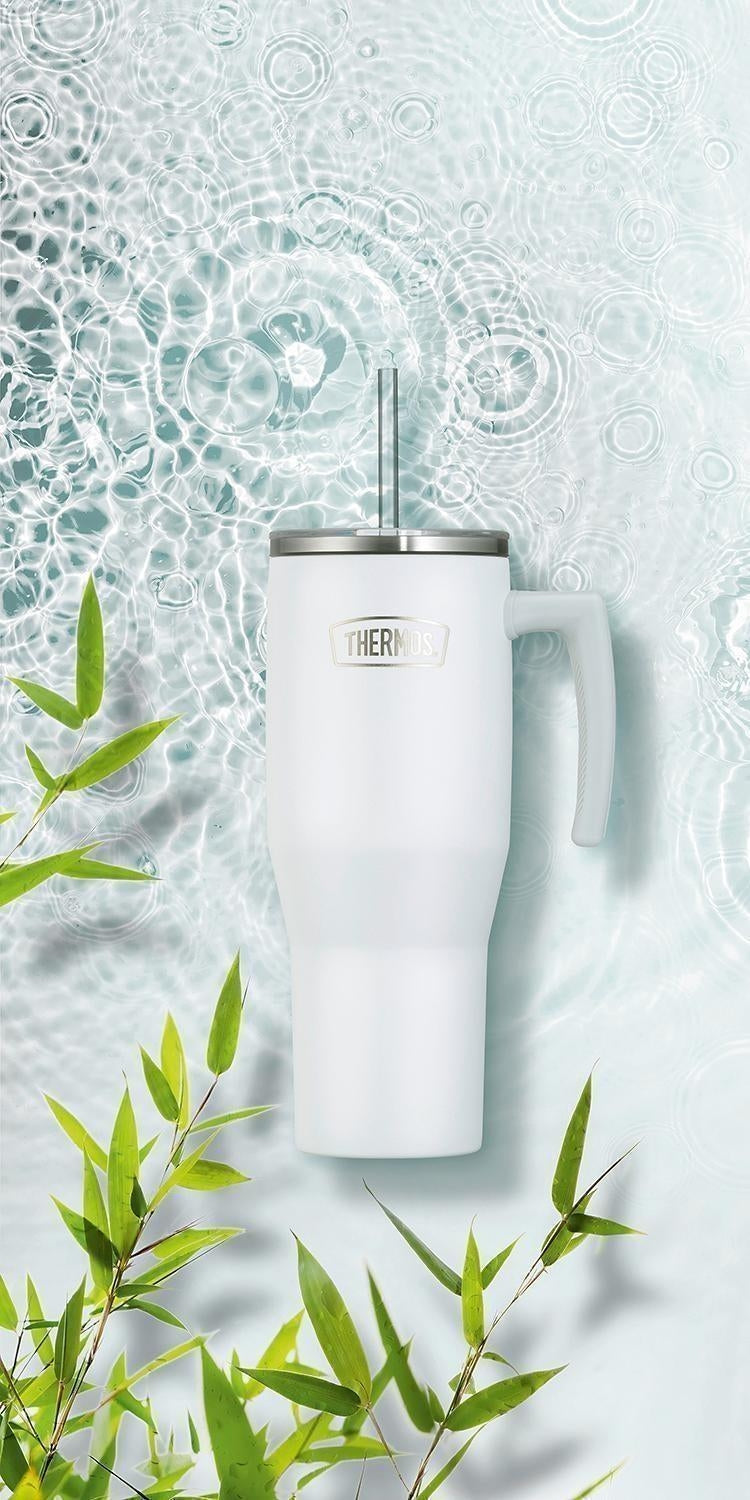 Thermos Copo Térmico Aruba com Canudo -1,1L em aço inoxidável, destacando um fundo aquático e folhas verdes.