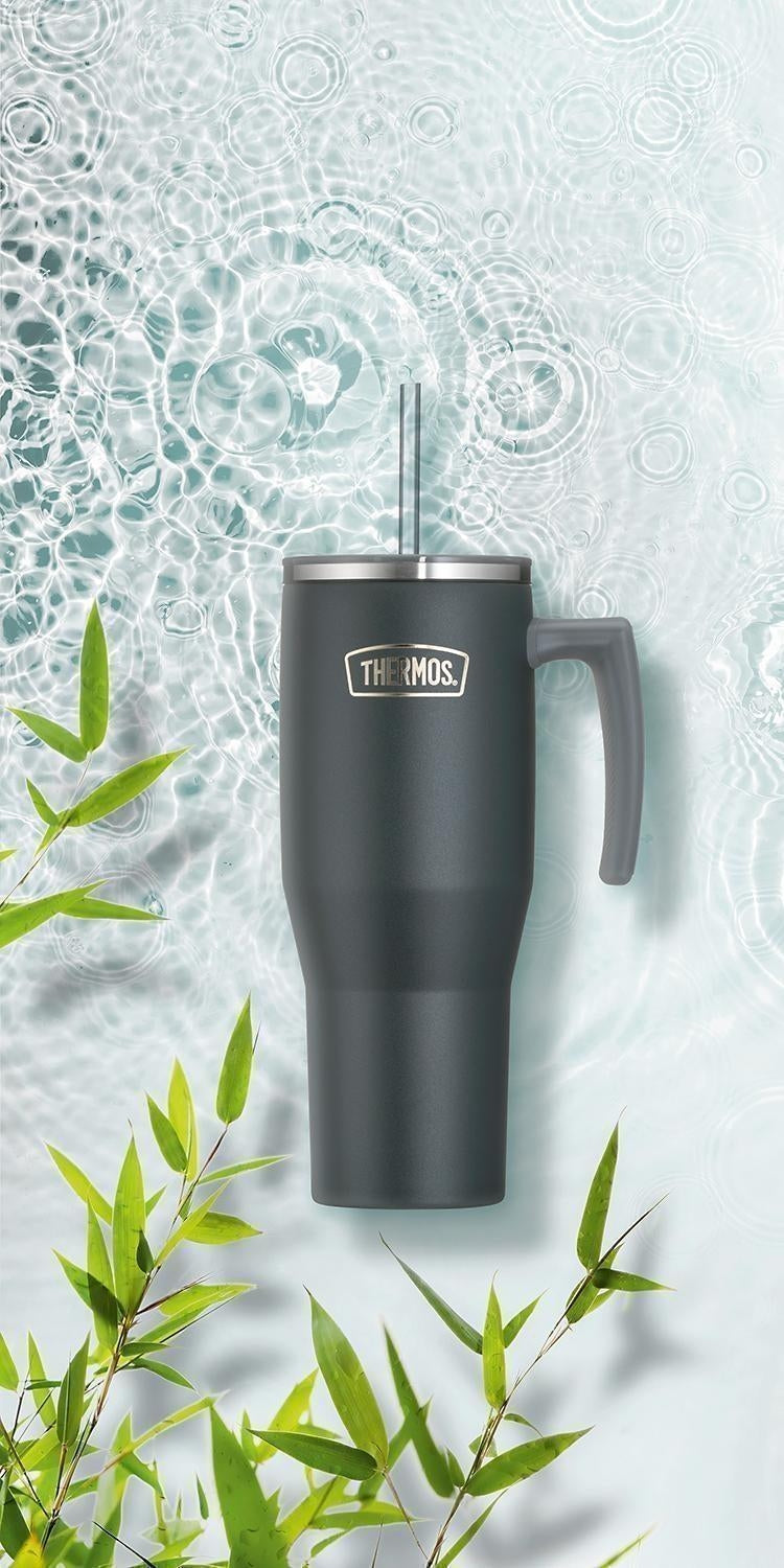 Thermos Copo Térmico Aruba com Canudo -1,1L em fundo aquático com plantas verdes destacando seu design elegante e capacidade térmica.