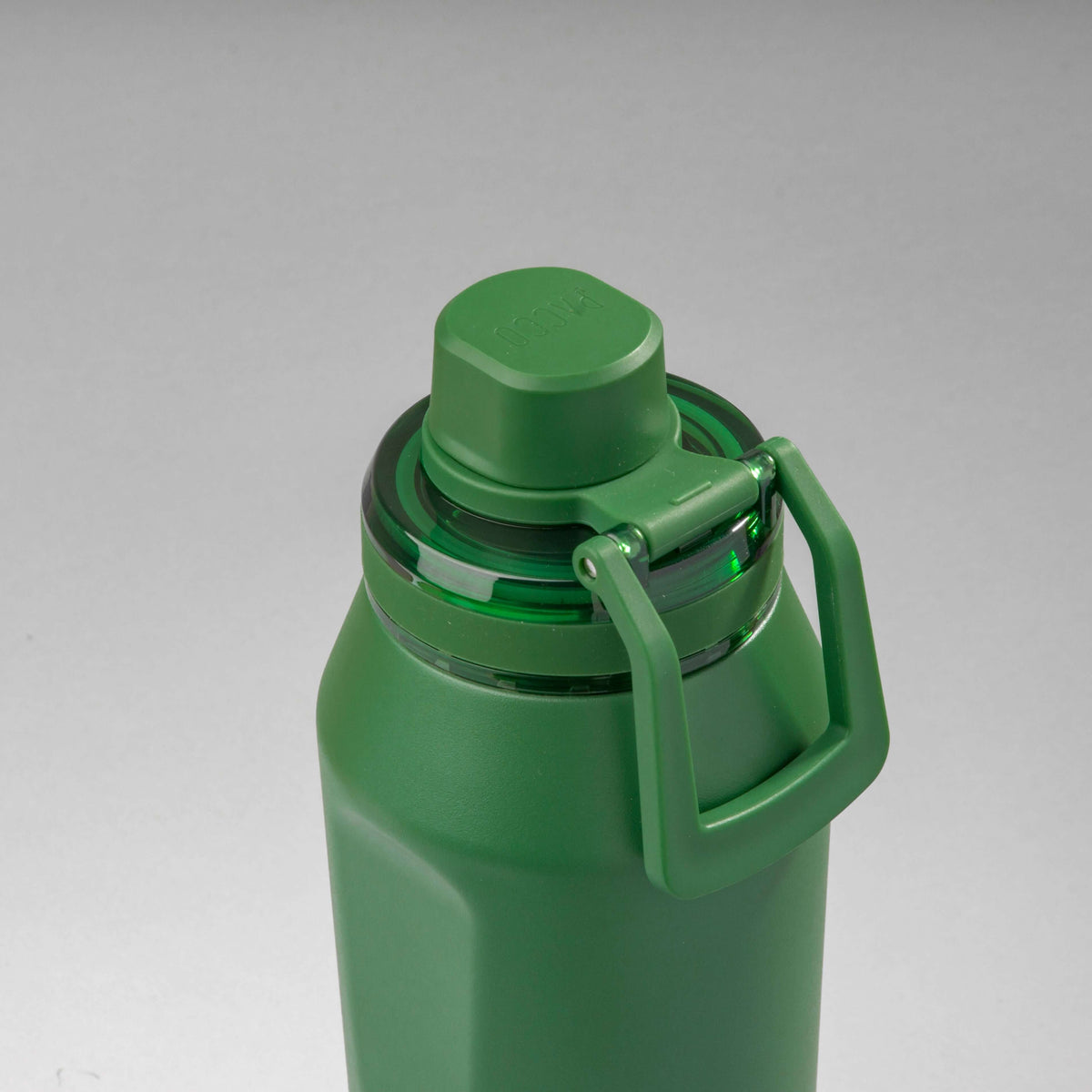 Close-up da Garrafa Térmica PACCO Vyta 950ml verde com tampa de alça, em inox 18/10, isolamento a vácuo para líquidos quentes e frios.
