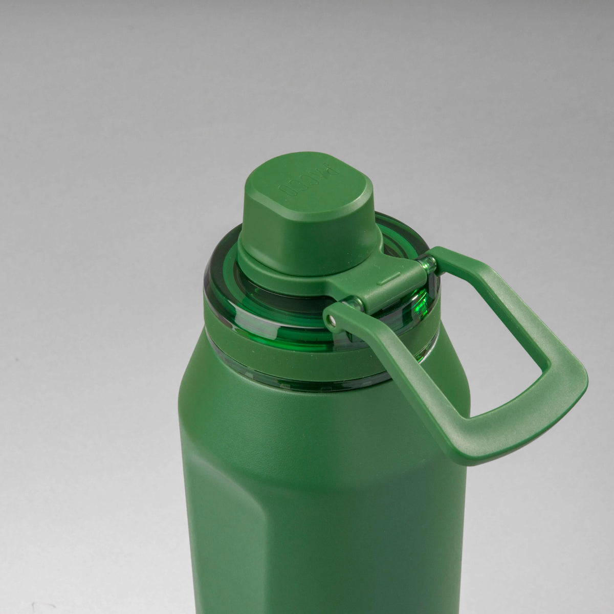Close-up da Garrafa Térmica PACCO Vyta 950ml verde com tampa e alça resistente.