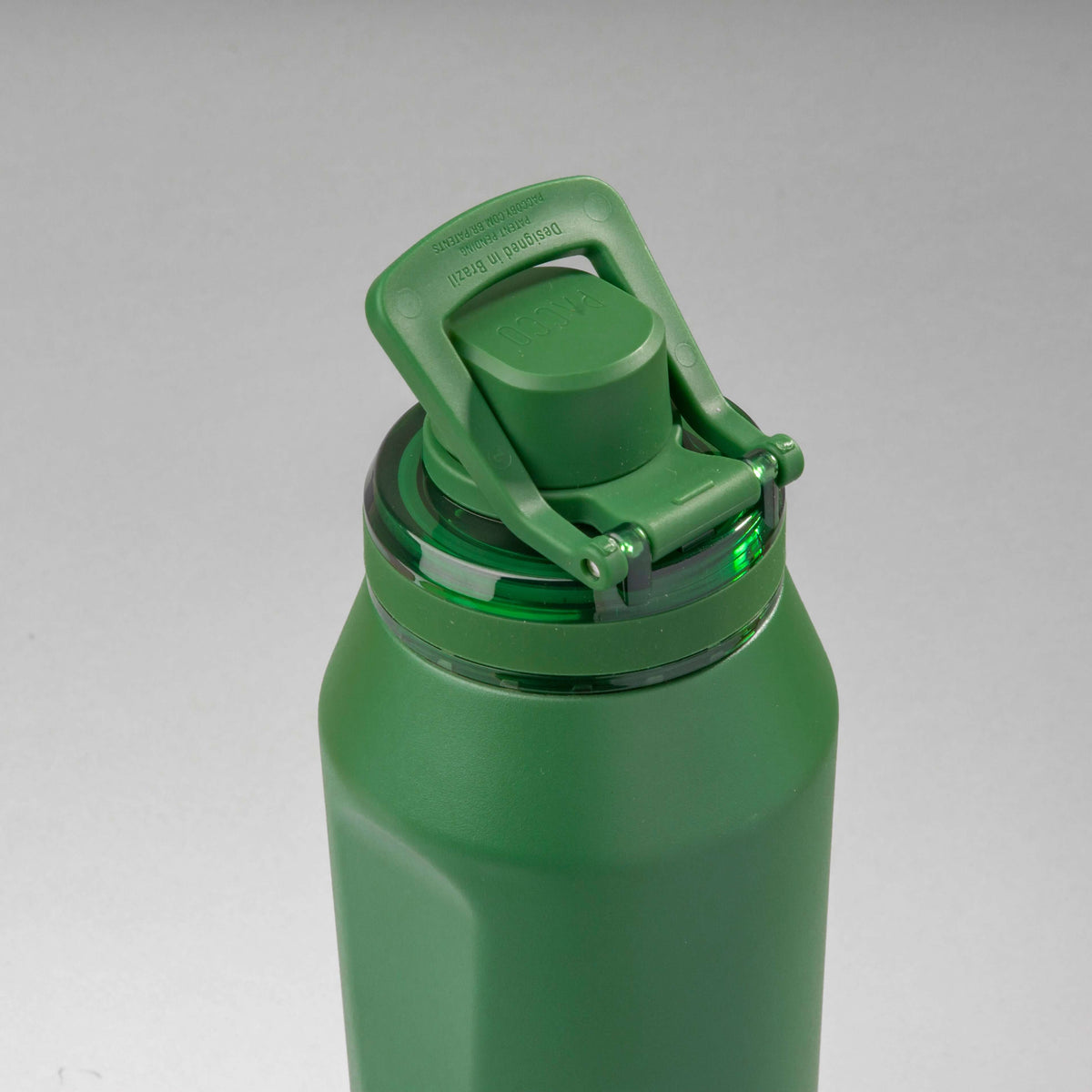 Garrafa Térmica PACCO Vyta 950ml em verde, destacando seu design sofisticado e isolamento térmico eficiente para líquidos frios ou quentes.