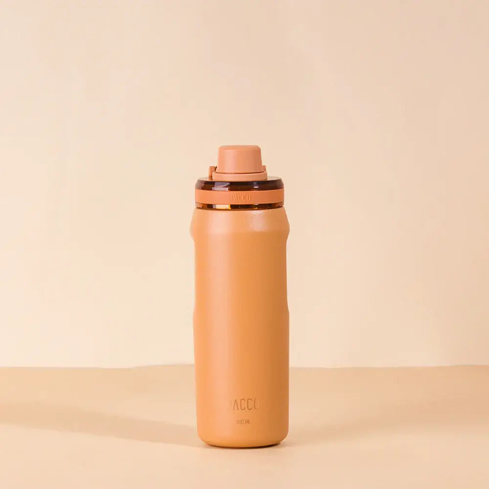 Garrafa Térmica PACCO Vyta 500ml em aço inox, sofisticada e compacta, mantém líquidos gelados por 24h e quentes por 12h.