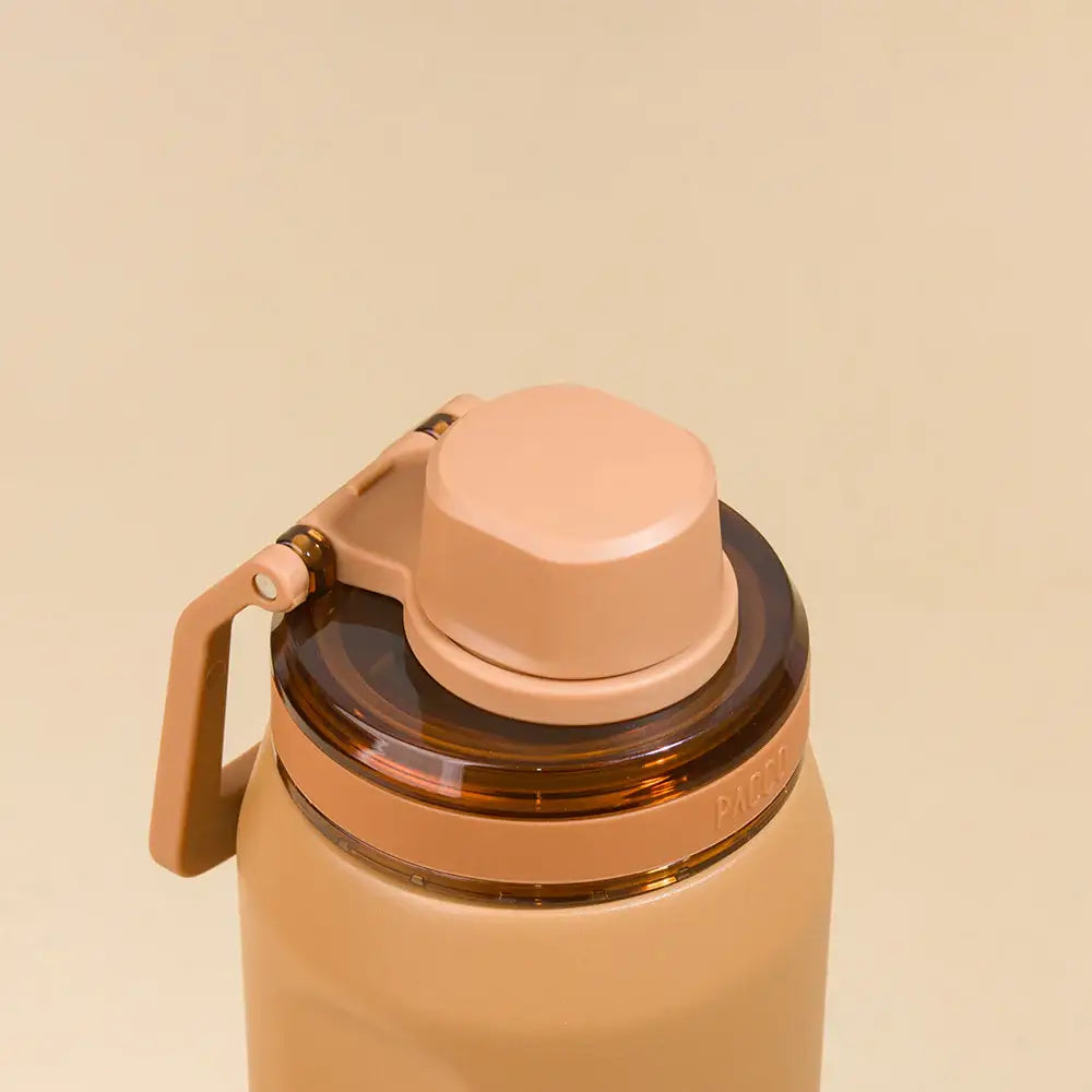 Garrafa Térmica PACCO Vyta 500ml bege com design sofisticado, feita em aço inox 18/10, destacando a tampa e alça versáteis.