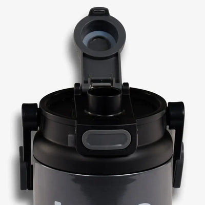 Detalhe da Garrafa Térmica Igloo 54oz - 1,6L com design robusto e tampa aberta.