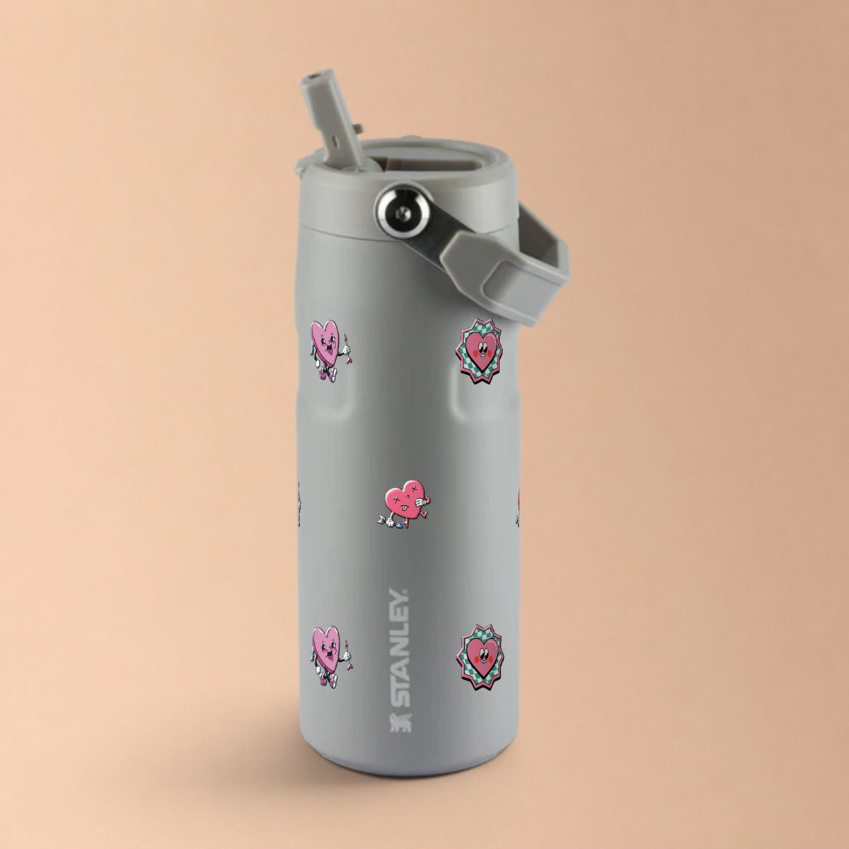 Garrafa Térmica Stanley Aerolight Flip Straw 473ml Corações Ash, com a tampa aberta