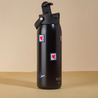 Garrafa Térmica PACCO Easy 950ml Clube das Cartas Preto, com a tampa aberta
