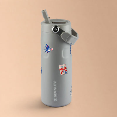 Garrafa Térmica Stanley Aerolight Flip Straw 473ml Clube das Cartas Ash, com a tampa aberta