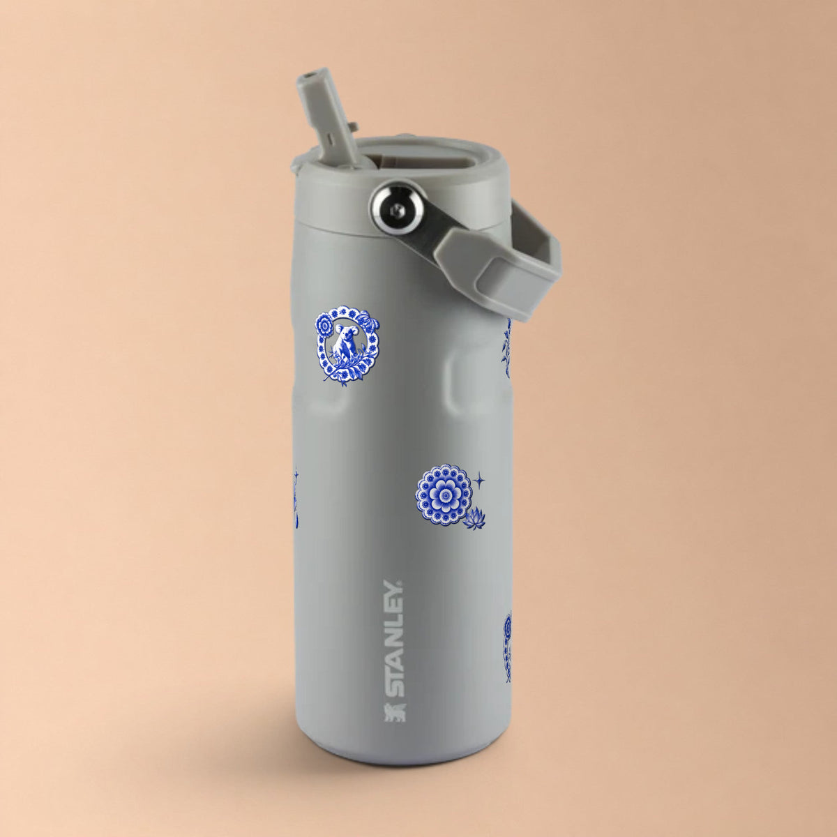 Garrafa Térmica Stanley Aerolight Flip Straw 473ml Porcelana de Coalas Ash, com a tampa aberta