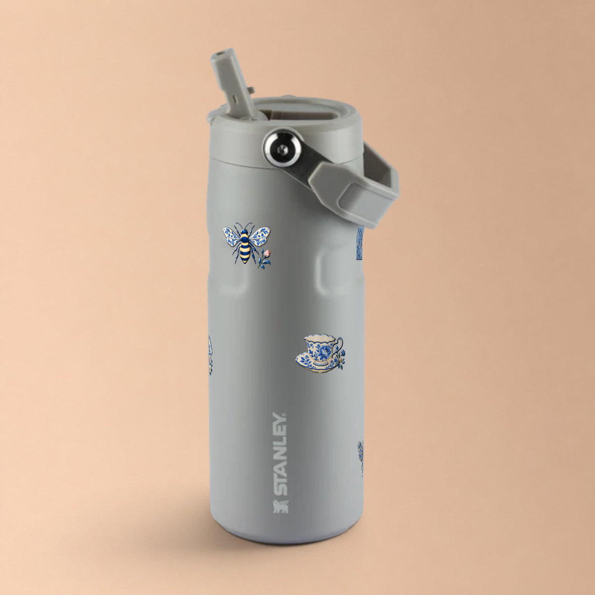 Garrafa Térmica Stanley Aerolight Flip Straw 473ml Porcelana Azul Ash, com a tampa aberta
