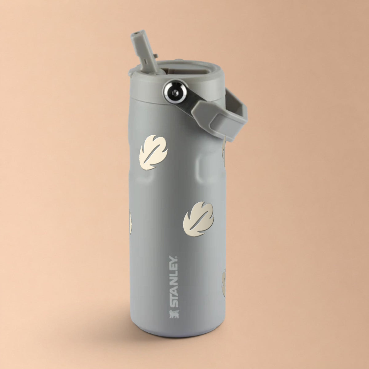 Garrafa Térmica Stanley Aerolight Flip Straw 473ml Folhas Creme Ash, com a tampa aberta