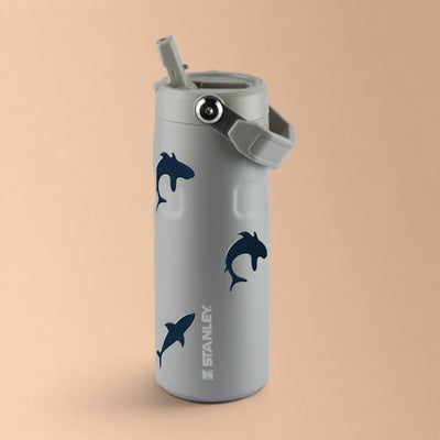 Garrafa Térmica Stanley Aerolight Flip Straw 473ml Tubarões Ash, com a tampa aberta