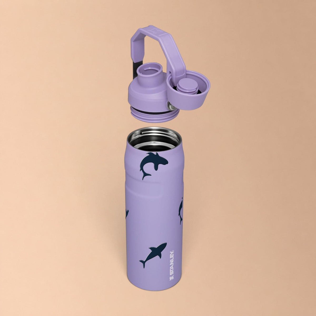 Garrafa Térmica Stanley Aerolight Fast Flow 710ml Tubarões Lavender, com a tampa aberta