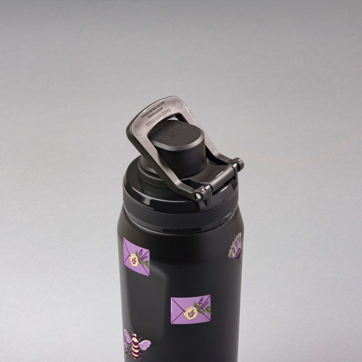 Garrafa Térmica PACCO Vyta 500ml Lavanda Botânica Preta, vista de cima com a alça levantada