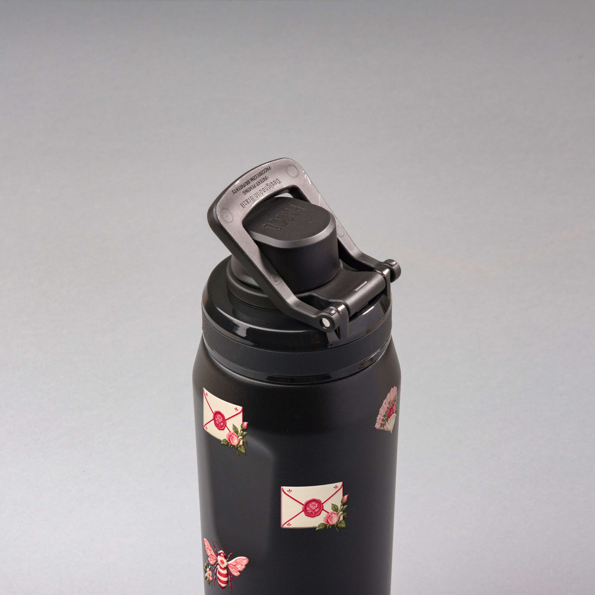 Garrafa Térmica PACCO Vyta 500ml Rosé Romântico Preta, vista de cima com a alça levantada