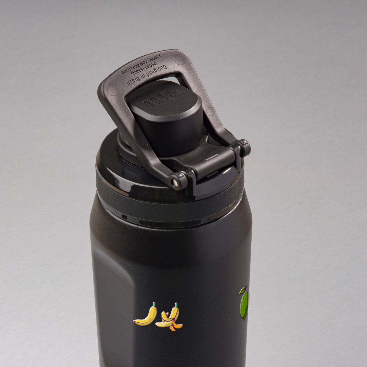 Garrafa Térmica PACCO Vyta 650ml Frutas Preta, vista de cima com a alça levantada