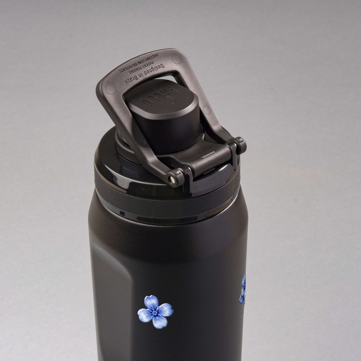 Garrafa Térmica PACCO Vyta 650ml Jardim Azul Preta, vista de cima com a alça levantada