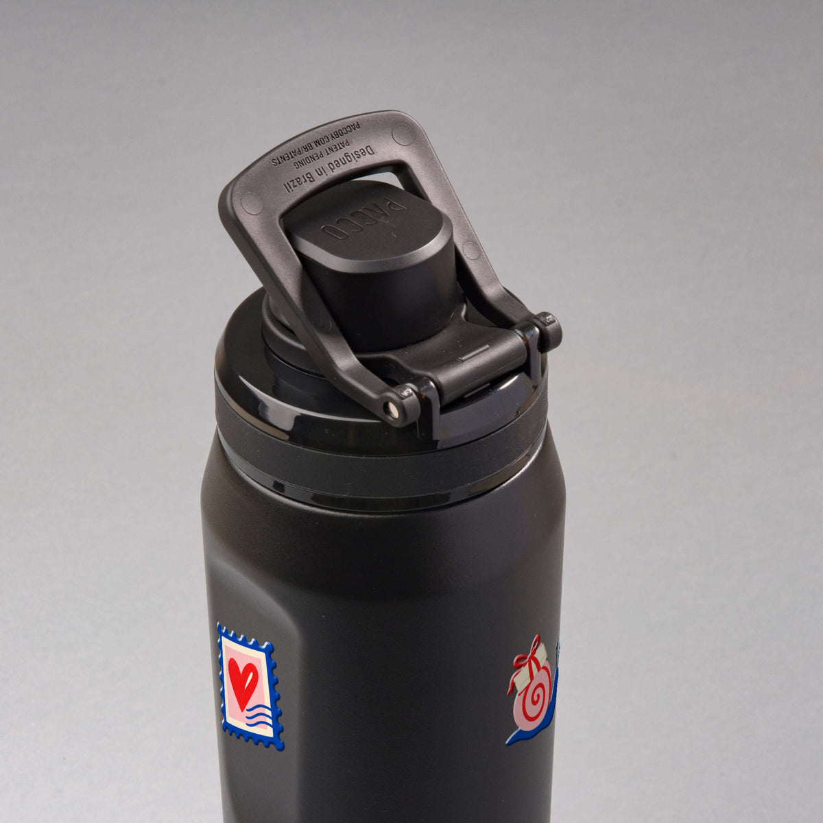 Garrafa Térmica PACCO Vyta 650ml Clube das Cartas Preta, vista de cima com a alça levantada