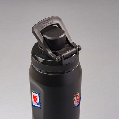 Garrafa Térmica PACCO Vyta 650ml Clube das Cartas Preta, vista de cima com a alça levantada