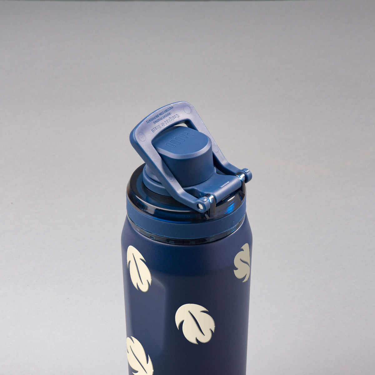 Garrafa Térmica PACCO Vyta 500ml Folhas Creme Marinho, vista de cima com a alça levantada