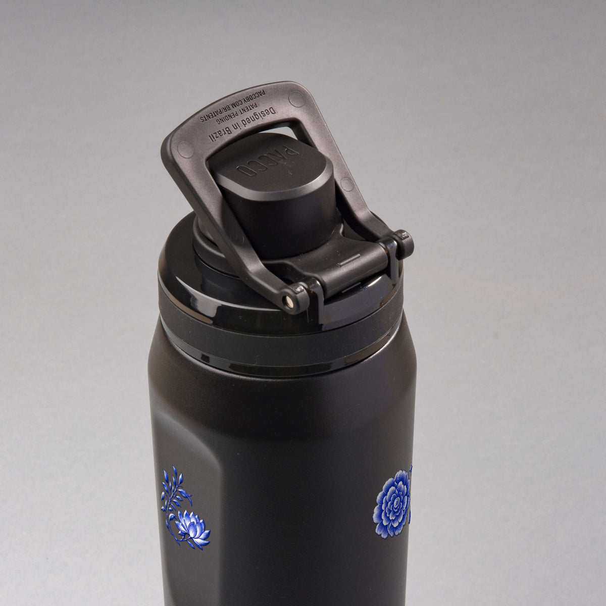 Garrafa Térmica PACCO Vyta 650ml Porcelana de Coalas Preta, vista de cima com a alça levantada